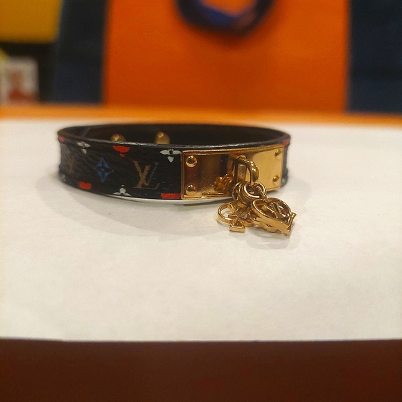 Louis Vuitton Brassiere Game On Bracelet, Size 17, Rare - Picture 5 of 14